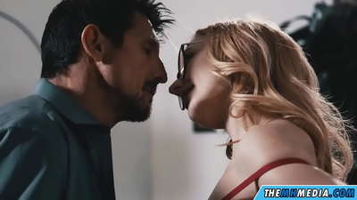 Sexo romántico con una rubia cachonda